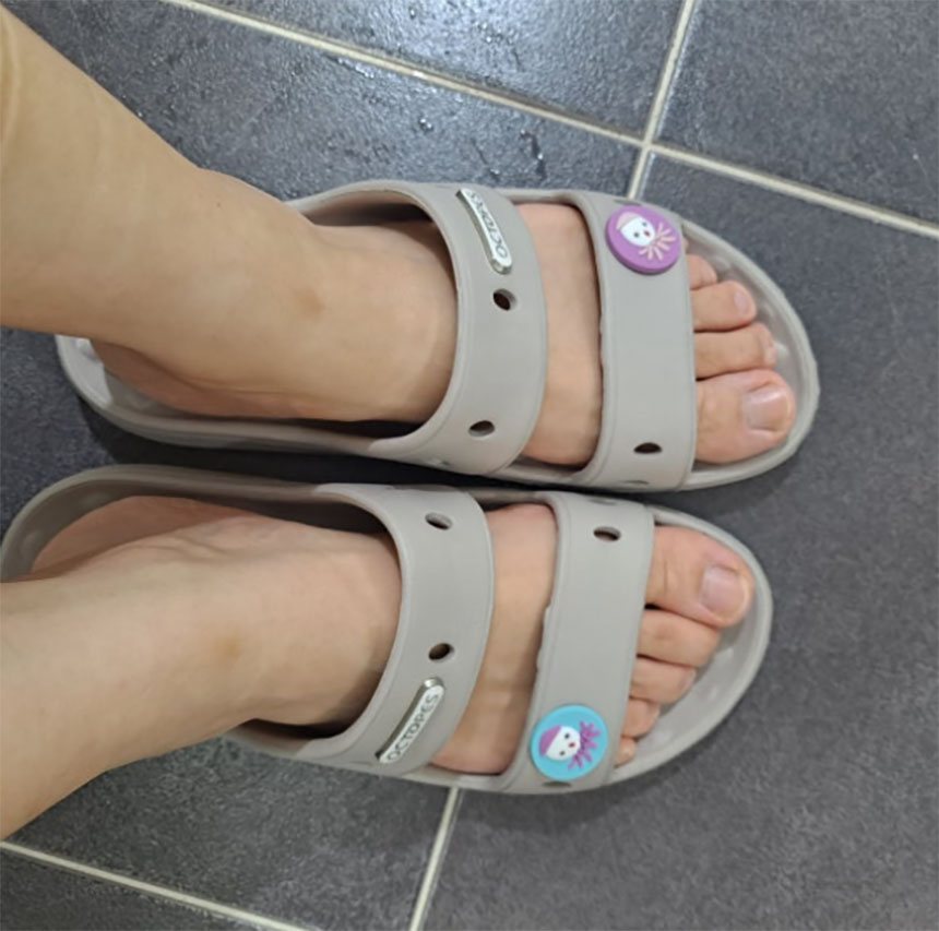 스테비 욕실화 신고 걷는 모습